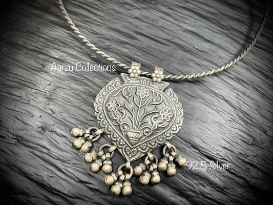 92.5 Silver hasli with pendant - 42 gms